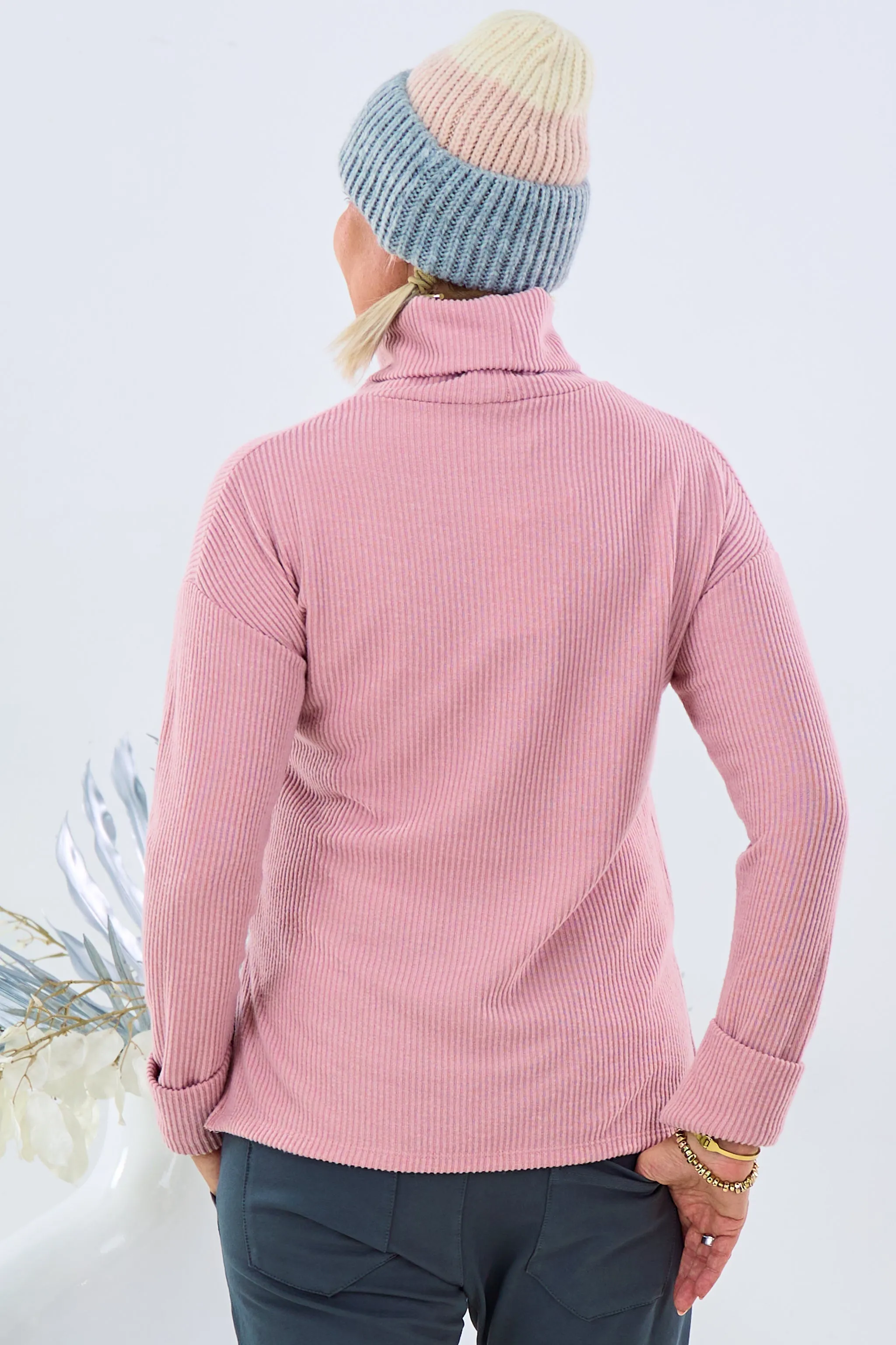Shirt mit Rollkragen und seitlichen Schlitzen, altrosa
